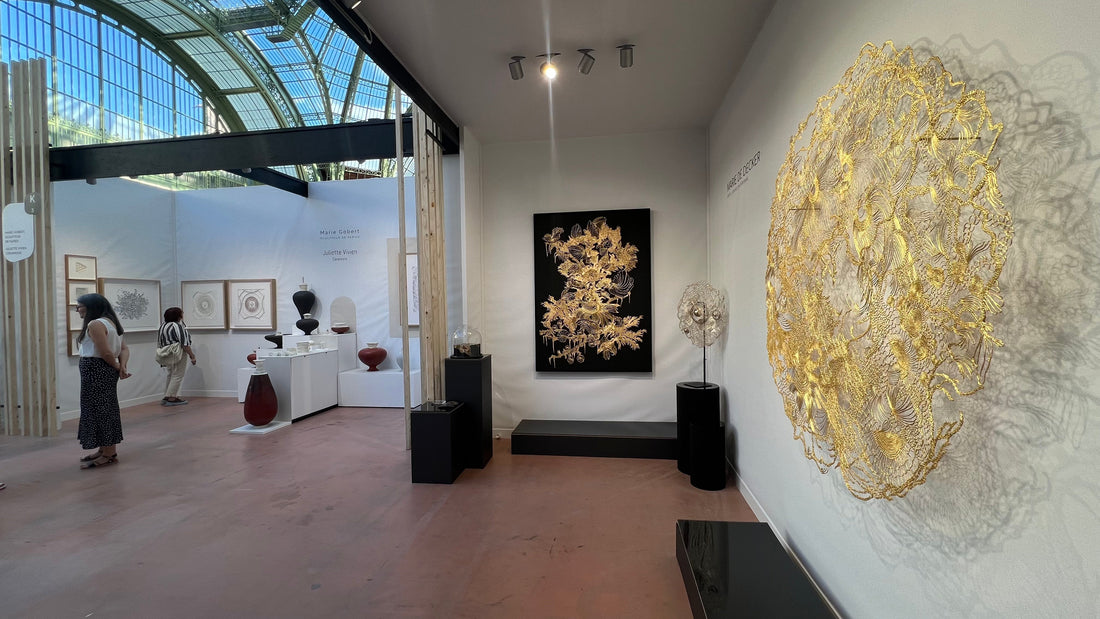 ue du stand de Marie De Decker à la Biennale Révélations 2025 au Grand Palais à Paris.